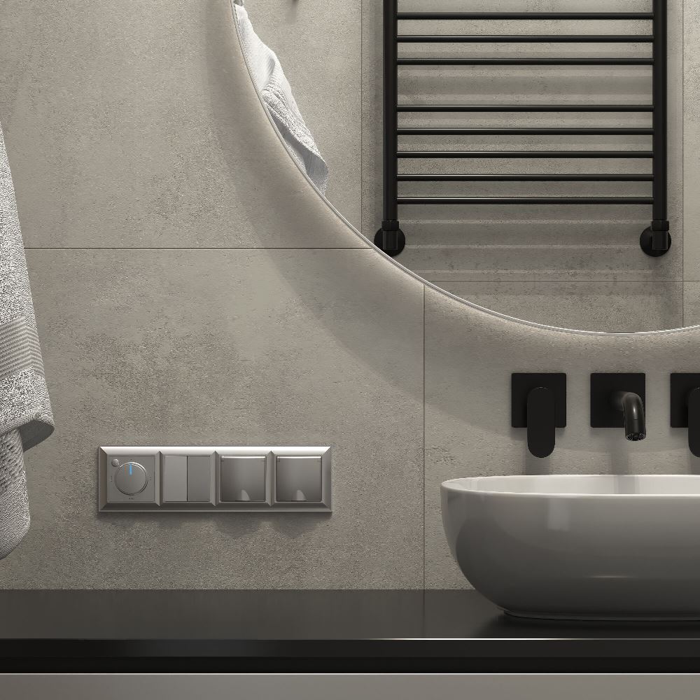 Розетка встраиваемая влагозащищенная Werkel с заземлением, шторками и защитной крышкой Серебряный W1171206 — изображение 2