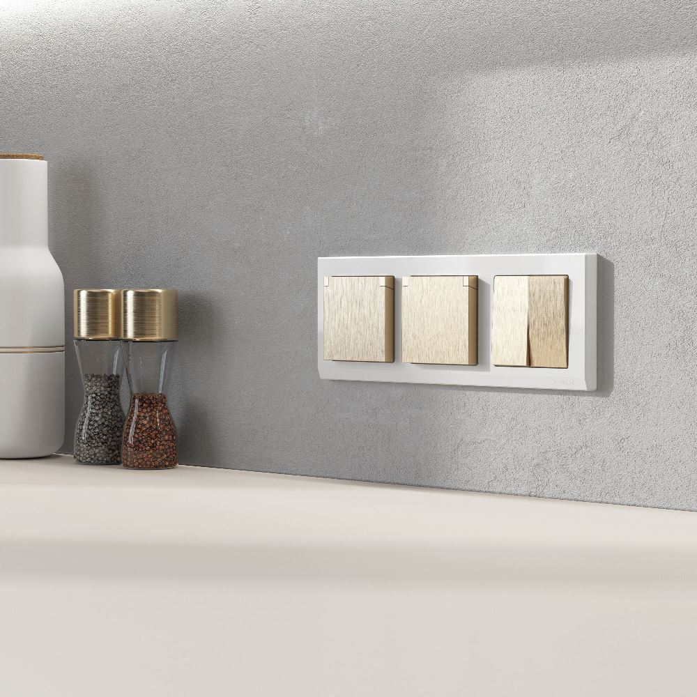 Розетка встраиваемая влагозащищенная Werkel с заземлением, шторками и защитной крышкой Шампань рифленый W1171210 — изображение 2