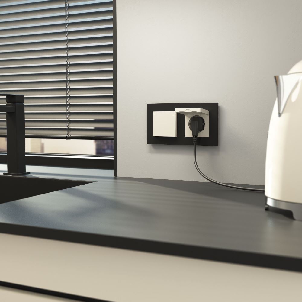 Розетка встраиваемая Werkel с заземлением, шторками и защитной крышкой Айвори матовый W1171262 — изображение 2