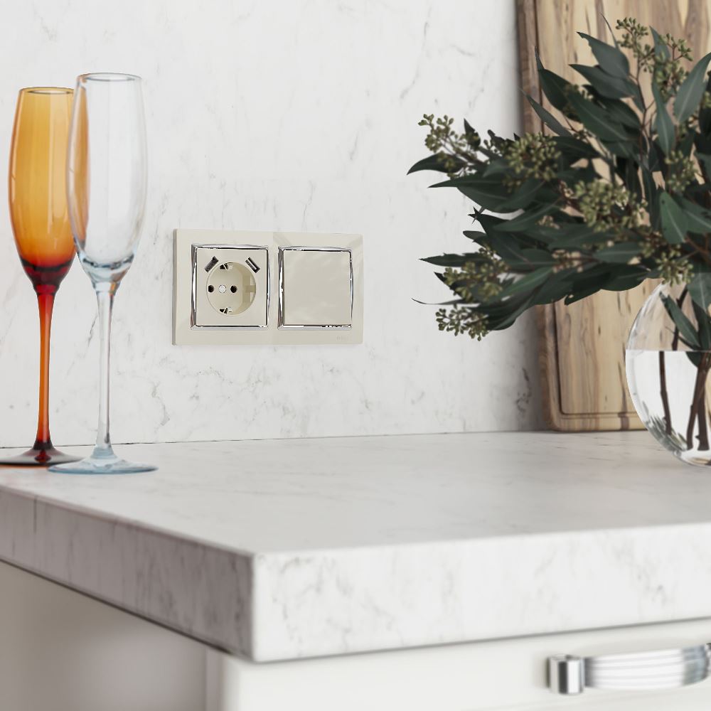 Розетка встраиваемая Werkel с заземлением, шторками и USBх2 Слоновая кость W1171503 — изображение 2